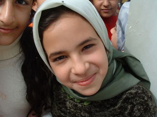 800px-Iraqi_girl_smiles
