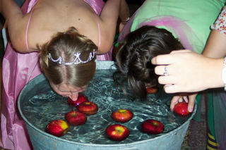 1322874421_Halloween_party_apple